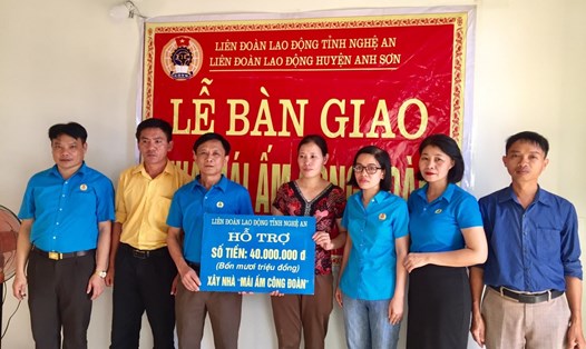 Trao hỗ trợ nhà Mái ấm công đoàn cho đoàn viên thuộc LĐLĐ huyện Anh Sơn. Ảnh: TĐ