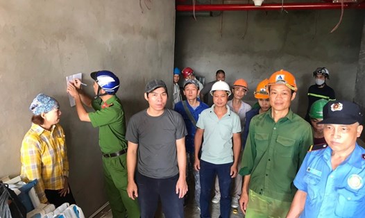 10 người kẹt trong thang máy chung cư ở Hà Nội. Ảnh: CACC