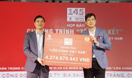 SABECO phối hợp cùng Tổng LĐLĐVN tổ chức chương trình chạy tiếp sức “Lên cùng Việt Nam” với mục tiêu gây quỹ hỗ trợ đoàn viên, người lao động Việt Nam bị ảnh hưởng nặng nề bởi đại dịch COVID-19. Ảnh: SABECO