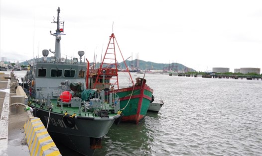 Phương tiện TG-90505 TS bị bắt giữ, đưa về bờ neo đậu an toàn tại TP Vũng Tàu phục vụ công tác điều tra. Ảnh: BĐBP