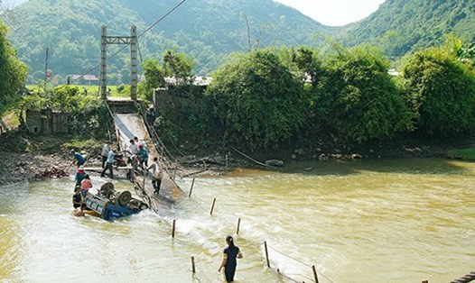 Sập cầu treo dân sinh tại xã Huy Hạ, huyện Phù Yên, tỉnh Sơn La. Ảnh: Khải Hoàn