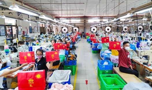 Công đoàn cơ sở Công ty Scavi, TP.Bảo Lộc trao tặng 900 phần quà, với tổng kinh phí hơn 100 triệu đồng cho công nhân. Ảnh HỒNG THẠNH