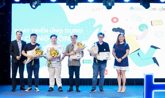 Bà Janise Tan và ThS Nguyễn Hải Ninh - Phó Hiệu trưởng HSU trao chứng nhận và hoa cho 4 thành viên của Gateway. Ảnh: HN