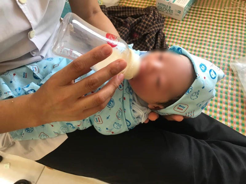 Bé trai sơ sinh còn nguyên dây rốn được người dân phát hiện bị bỏ rơi ven đường thuộc khu Cương Xá, phường Tân Hưng, Hải Dương. Ảnh: CTV.