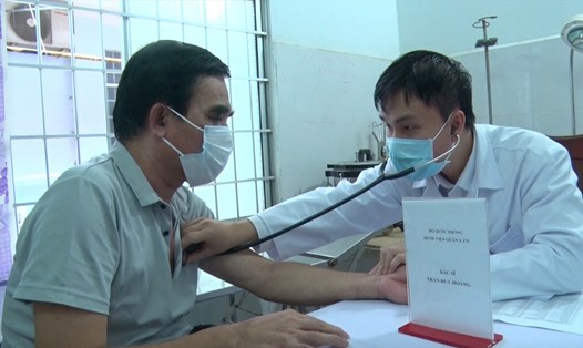 Bác sĩ Bệnh viện Quân y 175 khám bệnh cho người dân xã đảo Thổ Châu. Ảnh: Hoàng Dung