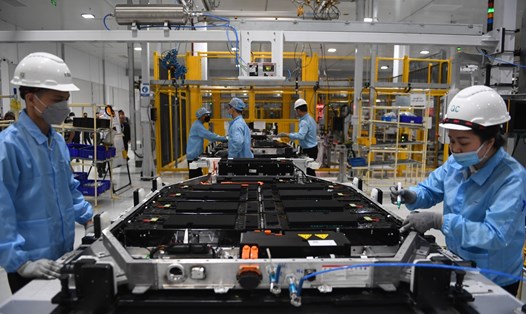 Công nhân lắp pin ô tô điện tại nhà máy ô tô điện của VinFast ở Hải Phòng. Ảnh: AFP