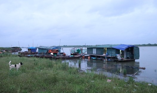 Bãi đò ven sông ở xã Hồng Hà (huyện Đan Phượng) càng trở nên nhộn nhịp về đêm.