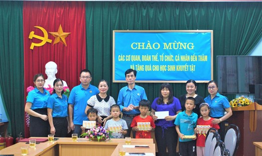 LĐLĐ tỉnh Cao Bằng gửi nhiều phần quà Tết Trung thu đến các em nhỏ khuyết tật tại Trung tâm Giáo dục thường xuyên tỉnh cơ sở 3. Ảnh: Tuấn Dũng.