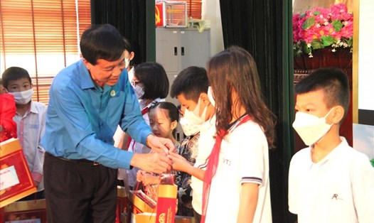 Ông Lý Đức Thanh - Chủ tịch Liên đoàn Lao động tỉnh Lạng Sơn tặng quà các cháu học sinh. Ảnh: BLS