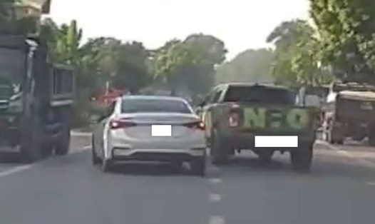 Hai xe ô tô chèn ép nhau trên đường. (Ảnh cắt từ clip).