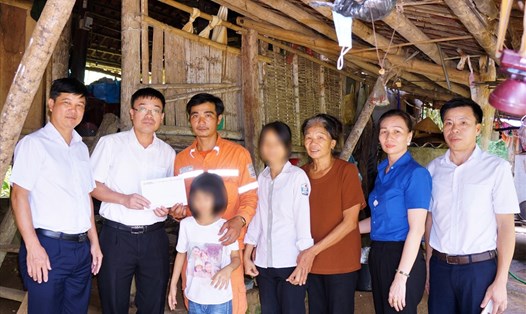 Lãnh đạo Công đoàn PC Thanh Hoá trao hỗ trợ tới gia đình anh Thái. Ảnh: PCTH