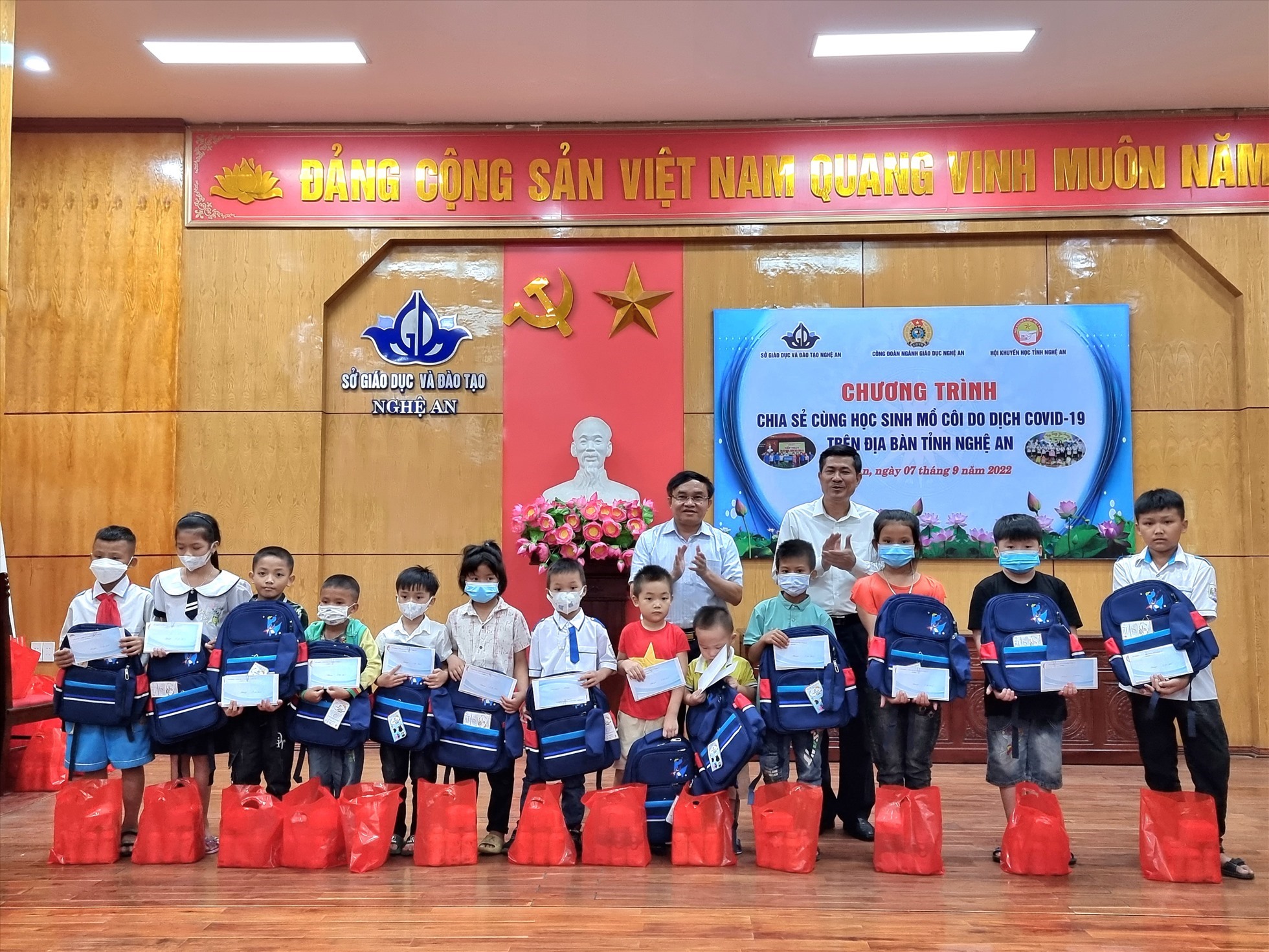 Lãnh đạo Sở Giáo dục và Đào tạo và Ban dân vận Tỉnh ủy Nghệ An trao quà cho các em học sinh mồ côi. Ảnh: QĐ