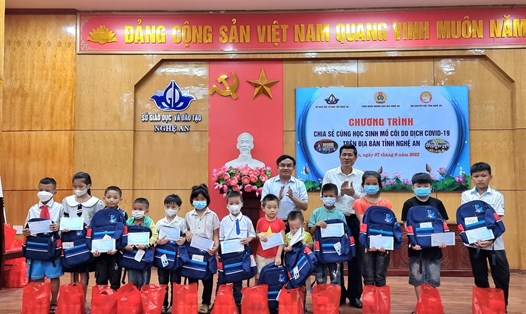 Lãnh đạo Sở Giáo dục và Đào tạo và Ban dân vận Tỉnh ủy Nghệ An trao quà cho các em học sinh mồ côi. Ảnh: QĐ