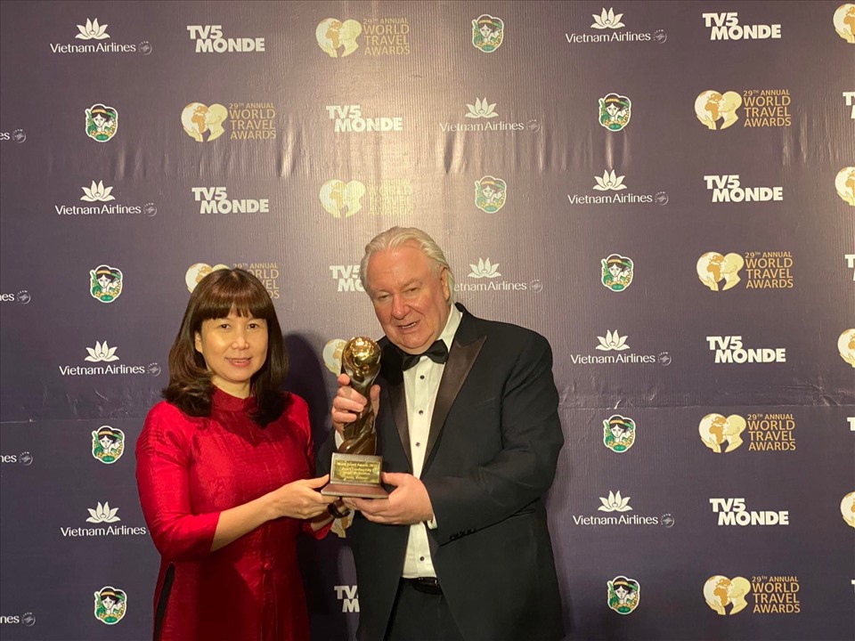 Giám đốc Sở Du lịch Hà Nội - Đặng Hương Giang nhận giải thưởng tại WTA 2022. Ảnh: BTC