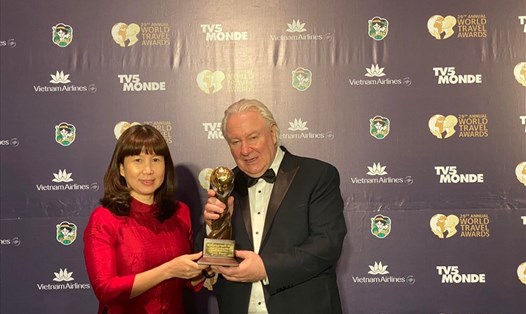 Giám đốc Sở Du lịch Hà Nội - Đặng Hương Giang nhận giải thưởng tại WTA 2022. Ảnh: BTC