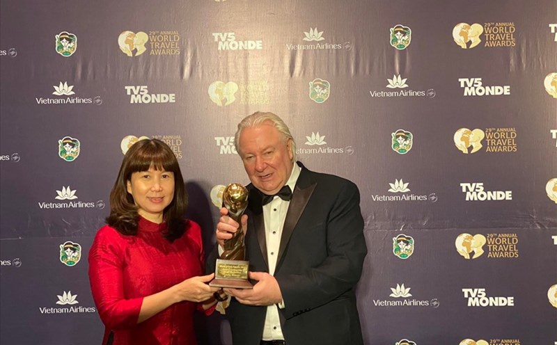 Giám đốc Sở Du lịch Hà Nội - Đặng Hương Giang nhận giải thưởng tại WTA 2022. Ảnh: BTC