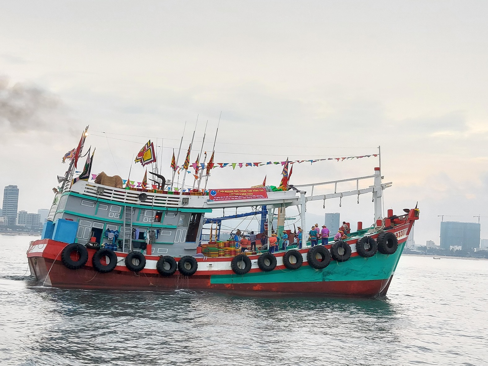 Tàu cá sẽ là phương tiện chính đưa đội nghi lễ ra thực hiện nghi thức Nghinh Ông. Ảnh: M.L