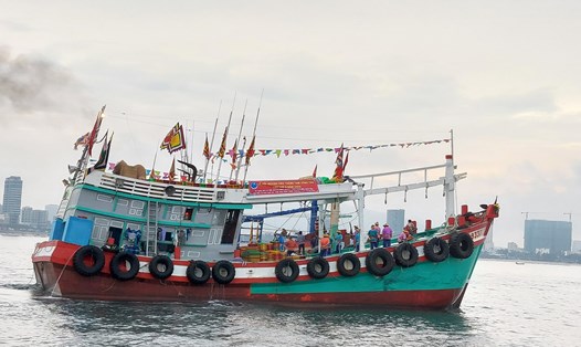Tàu cá sẽ là phương tiện chính đưa đội nghi lễ ra thực hiện nghi thức Nghinh Ông. Ảnh: M.L