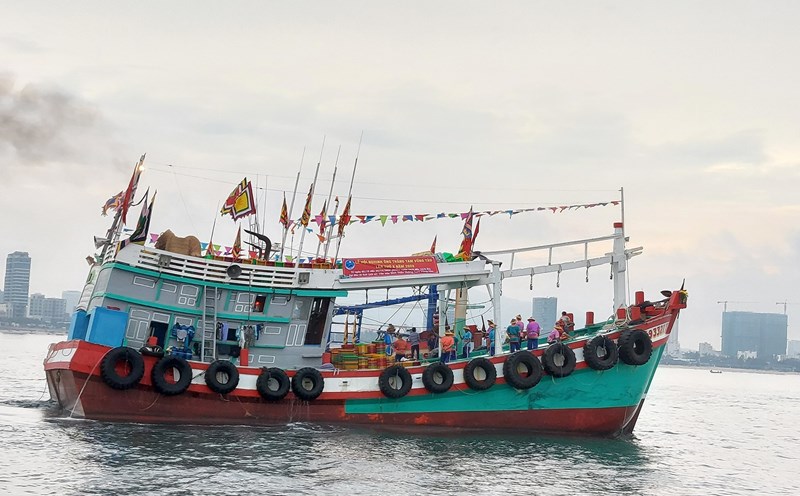 Tàu cá sẽ là phương tiện chính đưa đội nghi lễ ra thực hiện nghi thức Nghinh Ông. Ảnh: M.L