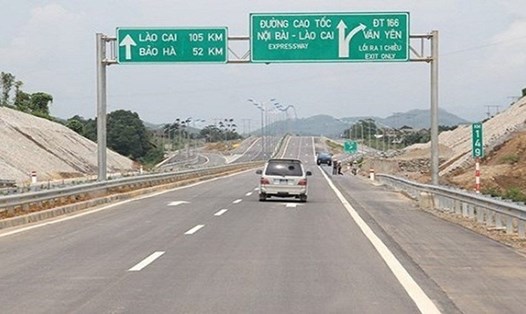 VEC cố tình không sửa chữa hư hỏng mặt đường cao tốc Nội Bài - Lào Cai. Ảnh: LĐO