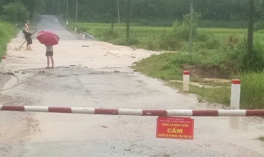 Chính quyền huyện Như Xuân đặt biển cấm qua đoạn đường bị tràn. Ảnh: H.Đ