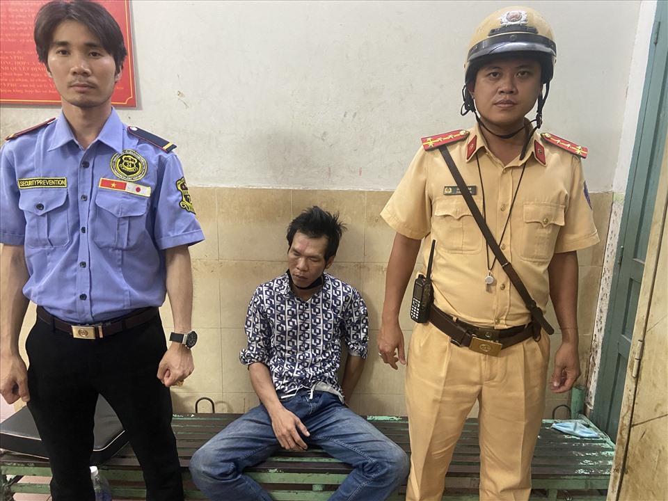 CSGT bắt đối tượng trộm kính xe chiếu hậu ôtô. Ảnh: PC08