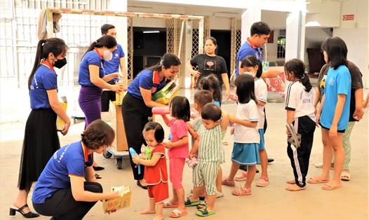 Đoàn viên công đoàn Cơ quan EVNGENCO3 thăm, tặng quà các cháu thiếu nhi được nuôi dưỡng, bảo trợ tại Cơ sở Bảo trợ trẻ em Thiên Thần. Ảnh: Đức Long