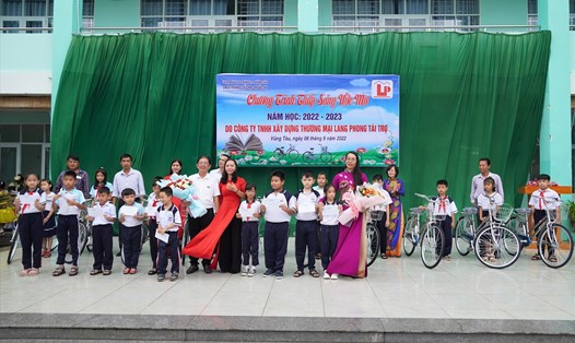 Trao học bổng và xe đạp tiếp sức đến trường cho các em học sinh trường Tiểu học Phước An. Ảnh: T.A