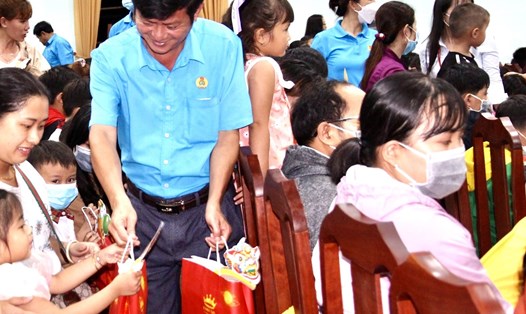 Ông Trần Lê Duy –Chủ tịch LĐLĐ tỉnh Tây Ninh trao quà cho thiếu nhi con công nhân lao động ở trọ. Ảnh: M.T