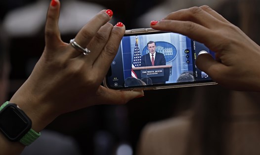 Một phóng viên sử dụng điện thoại chụp ảnh Cố vấn An ninh Quốc gia Nhà Trắng Jake Sullivan tại phòng họp báo Brady của Nhà Trắng ngày 4.4.2022. Ảnh: AFP