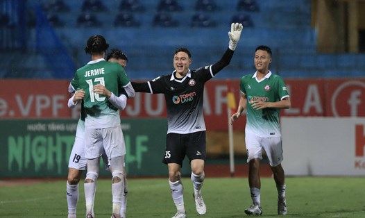 Đặng Văn Lâm trở thành người hùng của Bình Định trong trận bán kết Cup Quốc Gia. Ảnh: Minh Dân