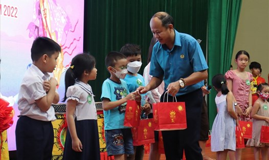 Ông Lê Văn Đại, Phó Chủ tịch LĐLĐ TP.Đà Nẵng trao quà cho con, em người lao động trên địa bàn 2 quận Thanh Khê và Hải Châu.