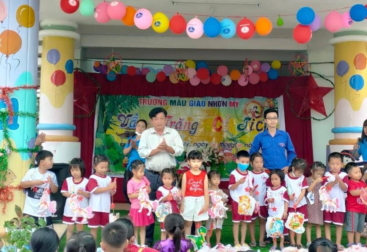 Tặng quà cho thiếu nhi dịp Tết Trung thu