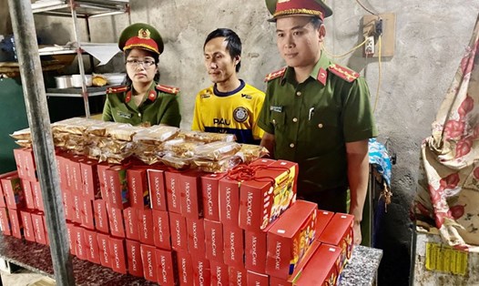 Cơ sở kinh doanh Hồng Thịnh bán bánh Trung thu không rõ nguồn gốc. Ảnh: CA.