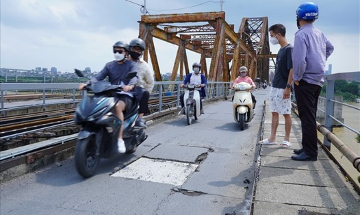 Cầu Long Biên với tuổi thọ trên 120 năm đã xuống cấp nghiêm trọng. Ảnh: T.N