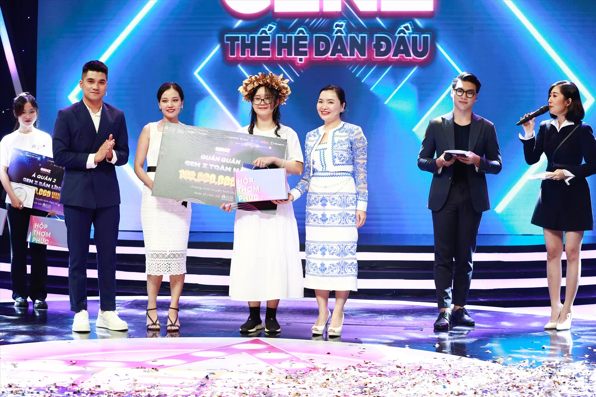 PGS.TS Võ Thị Ngọc Thúy – Hiệu trưởng trường Đại học Hoa Sen trao phần thưởng cho Phùng Minh Hằng, quán quân mùa 2 của cuộc thi Gen Z - Thế hệ dẫn đầu. Ảnh: HSU