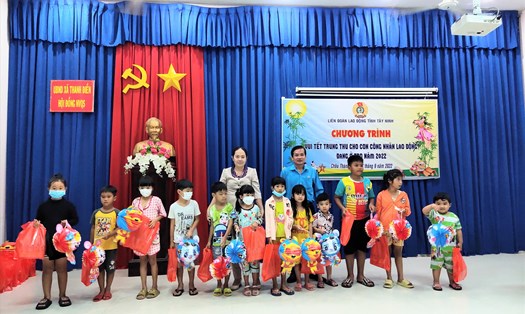Trao tặng quà Tết Trung thu cho các cháu thiếu nhi ở huyện Châu Thành, tỉnh Tây Ninh. Ảnh: Q.T