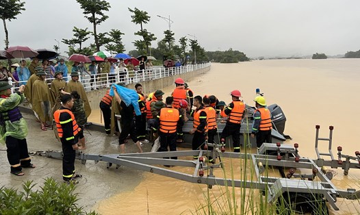 Lực lượng chức năng cứu hộ các hộ dân bị cô lập do mưa lũ ở Lương Sơn, Hòa Bình. Ảnh: ĐVCC