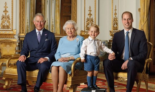 Nữ hoàng Elizabeth II chụp ảnh năm 2015 với những người trực tiếp kế vị bà, từ trái qua: Thái tử Charles, Nữ hoàng, Hoàng tử George và Hoàng tử William. Ảnh: AFP