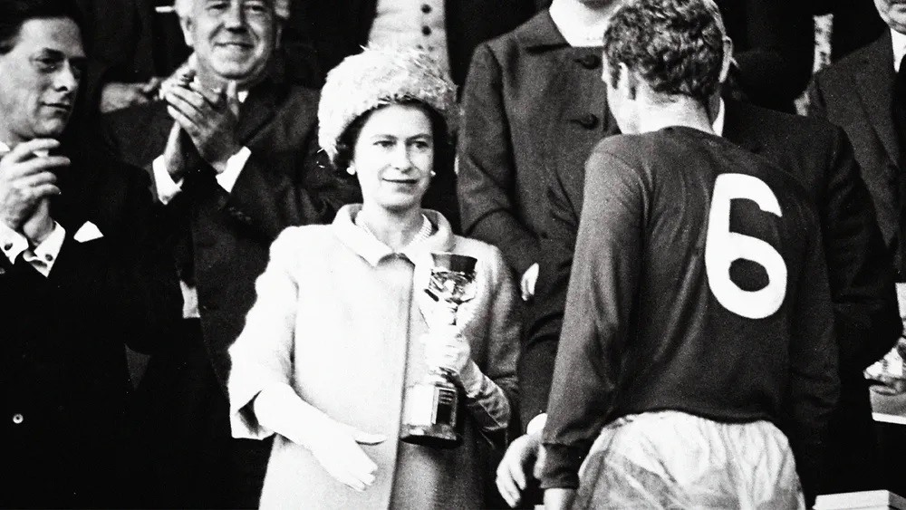Nữ hoàng Elizabeth với bóng đá Anh