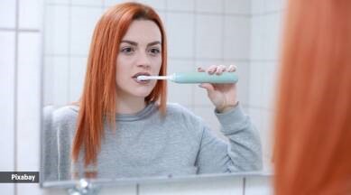 Mặc dù có thể có nhiều cách đánh răng đúng, nhưng kỹ thuật phổ biến nhất mà các nha sĩ khuyên dùng là chuyển động lăn. Ảnh: Pixabay