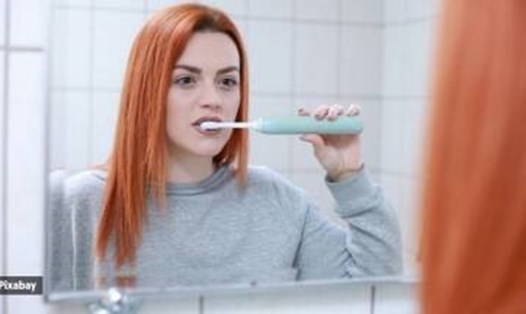 Mặc dù có thể có nhiều cách đánh răng đúng, nhưng kỹ thuật phổ biến nhất mà các nha sĩ khuyên dùng là chuyển động lăn. Ảnh: Pixabay