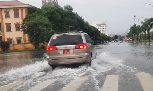 Nhiều tuyến đường tại thành phố Ninh Bình bị ngập sâu trong nước. Ảnh: NT