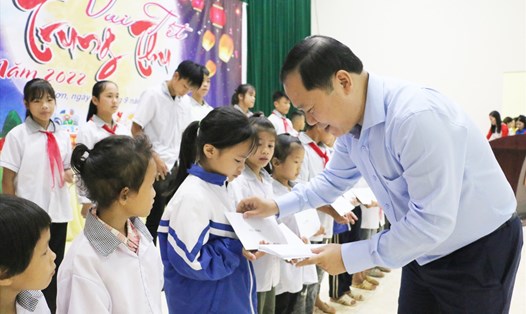 Bí thư Tỉnh ủy Hòa Bình Nguyễn Phi Long tặng quà Tết Trung thu cho trẻ em vùng cao huyên Tân Lạc. Ảnh: L.H.