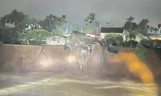 Sạt lở bờ sông do mưa lớn tại xã Lương Nha vào đêm 8.9 đã khiến nhiều hộ dân bị thiệt hại về tài sản. Ảnh: CAPT.
