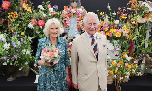 Thái tử Charles - Hoàng tử xứ Wales và Camilla - Nữ công tước xứ Cornwall trong chuyến thăm Lễ hội hoa Sandringham 2022, ngày 27.7.2022. Ảnh: AFP