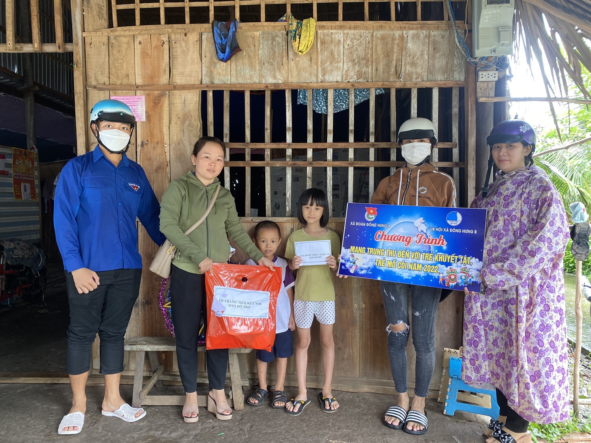 Trung thu ấm áp, đủ đầy hơn với trẻ em và cụ già neo đơn vùng Miệt thứ. Ảnh: PV