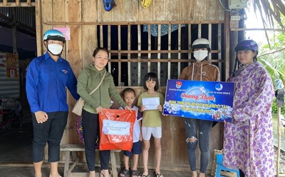 Trung thu ấm áp, đủ đầy hơn với trẻ em và cụ già neo đơn vùng Miệt thứ. Ảnh: PV
