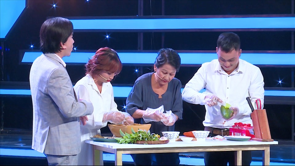 MC Kim Tử Long trầm trồ trước màn gọt vỏ xoài siêu nhanh của anh chồng đảm đang. Ảnh: CTCC.