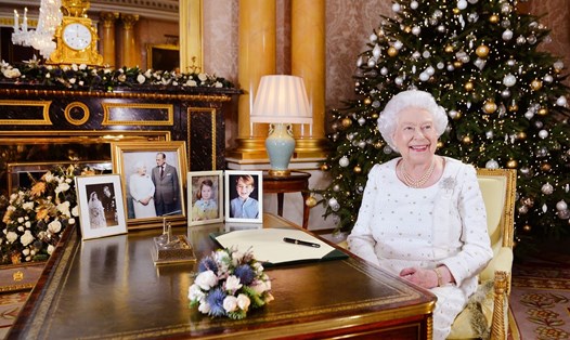 Nữ hoàng Anh Elizabeth II ngồi tại bàn làm việc trong Cung điện Buckingham sau khi ghi hình chương trình phát sóng Ngày Giáng sinh năm 2017. Ảnh: Getty